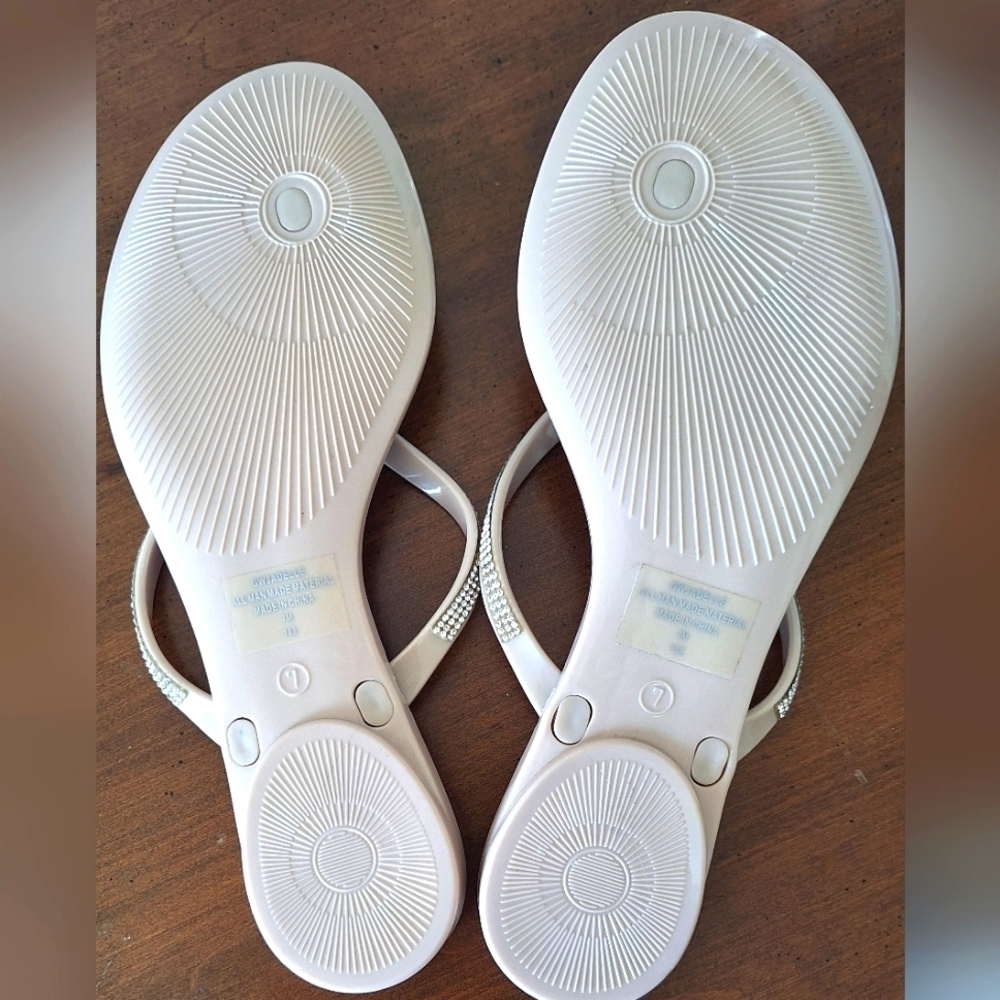 GUESS Cream Women's Sandals Flip Flops Size 7 - Picture 7 of 8